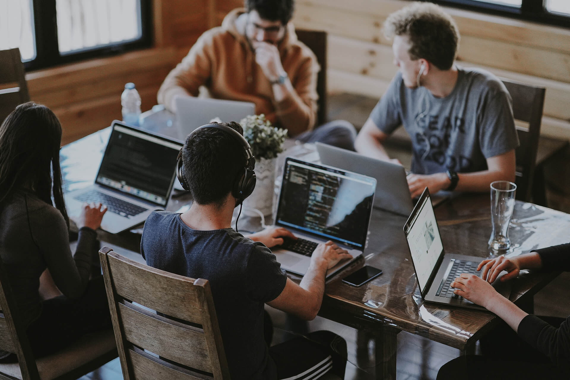 BANKING & FINANCE